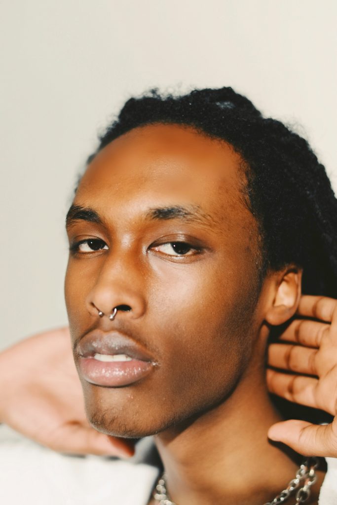 Associer écarteurs d’oreilles et piercings existants : comment bien le faire ?