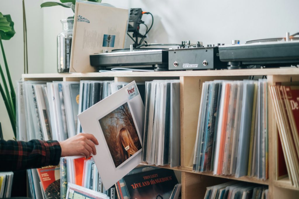 L&rsquo;art du vinyle : Pochettes d&rsquo;albums emblématiques et leur histoire