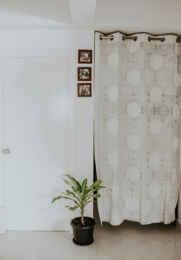Investir dans un rideau de douche sur mesure : L’importance des dimensions pour votre décoration